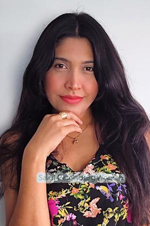 205713 - Stephanie Age: 36 - Colombia